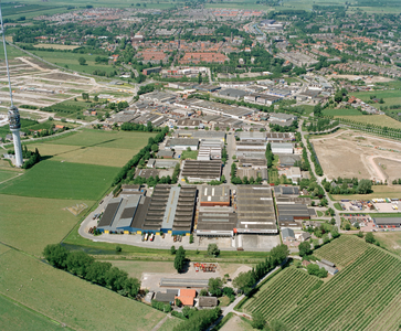 838512 Luchtfoto van het bedrijventerrein Over Oudland te IJsselstein uit het zuidoosten, met links de zendmast Lopik ...